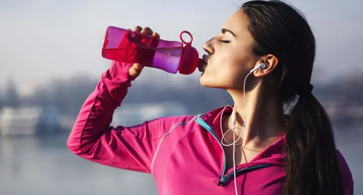 الماء المملح.. فائدة حقيقية أم "صيحة زائفة"؟