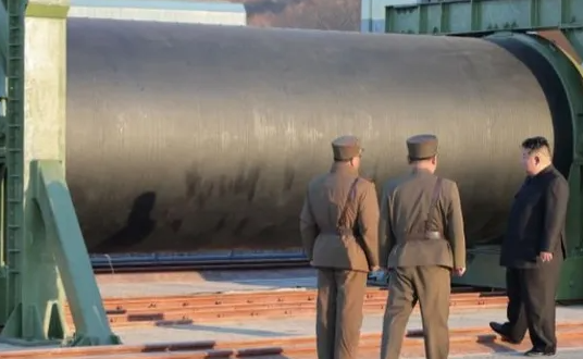 كيم يشرف على اختبار محرك صواريخ "هدفها الوصول لأميركا"